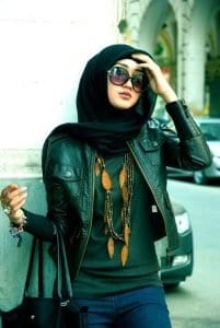 jaket kulit wanita muslimah berhijab