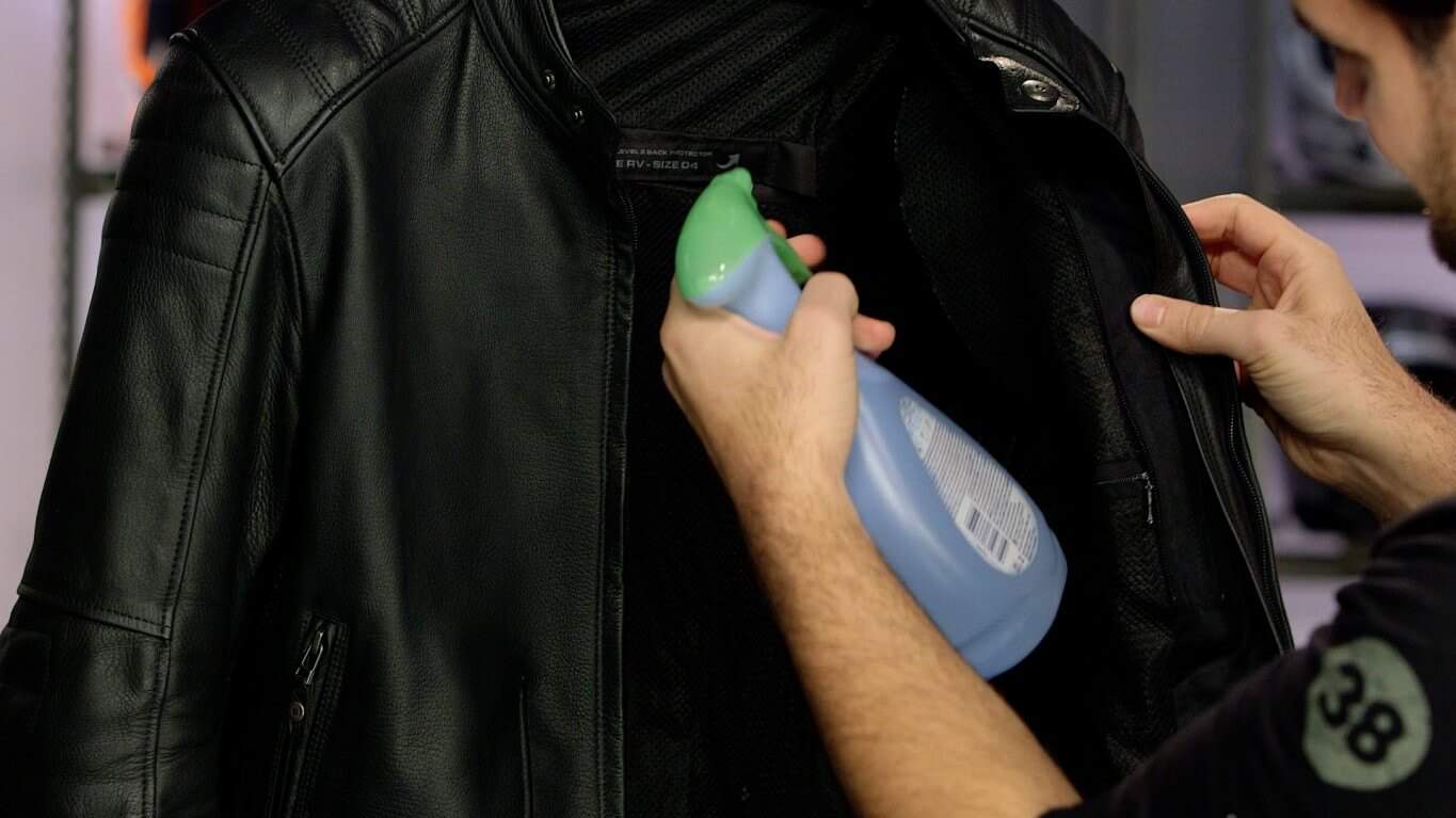 Cara Mencuci Jaket Kulit Asli & Sintetis yang Benar Bersih